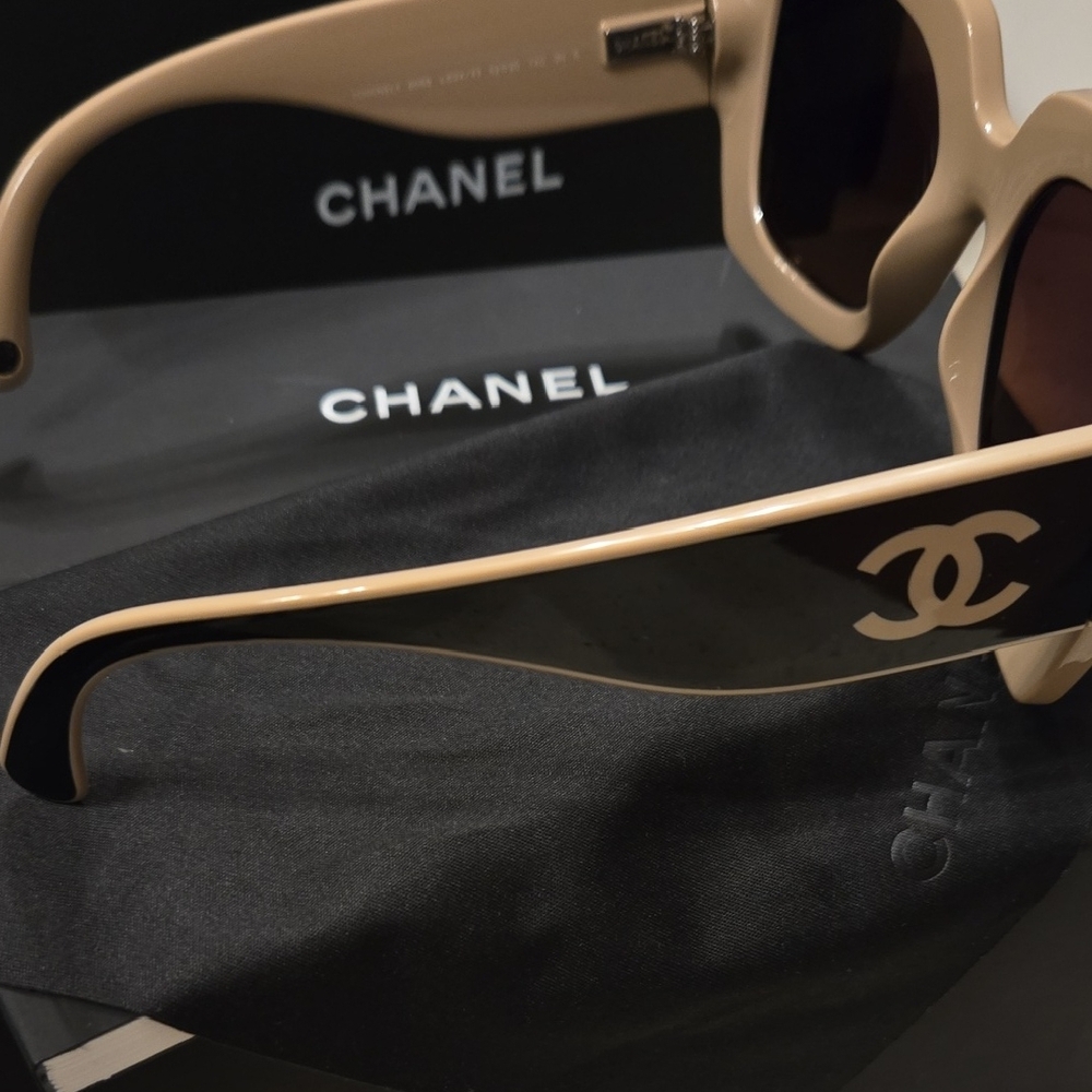CHANEL Elegant Black and Cream Sunglasses - Picture 2 of 6